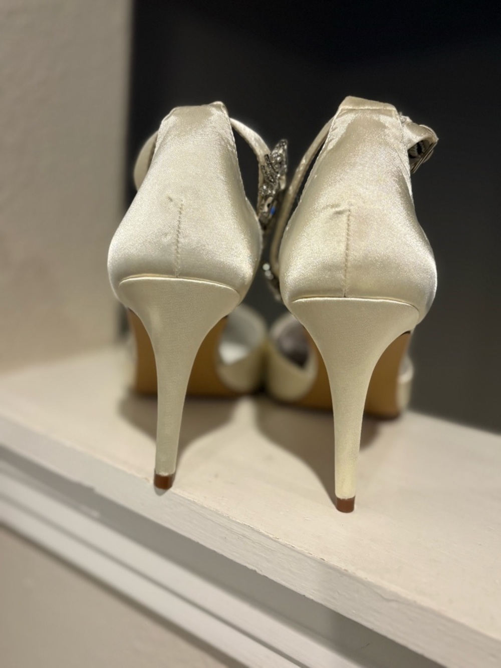 Journee Collection Women's Loxley 3.5” Heels Cream Size 10 Worn 3x In Good Shape - Picture 7 of 9